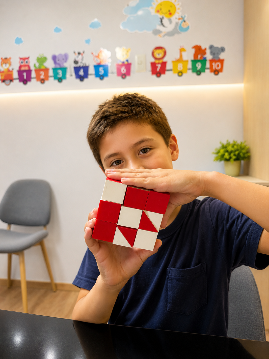 Niño en evaluación con bloques